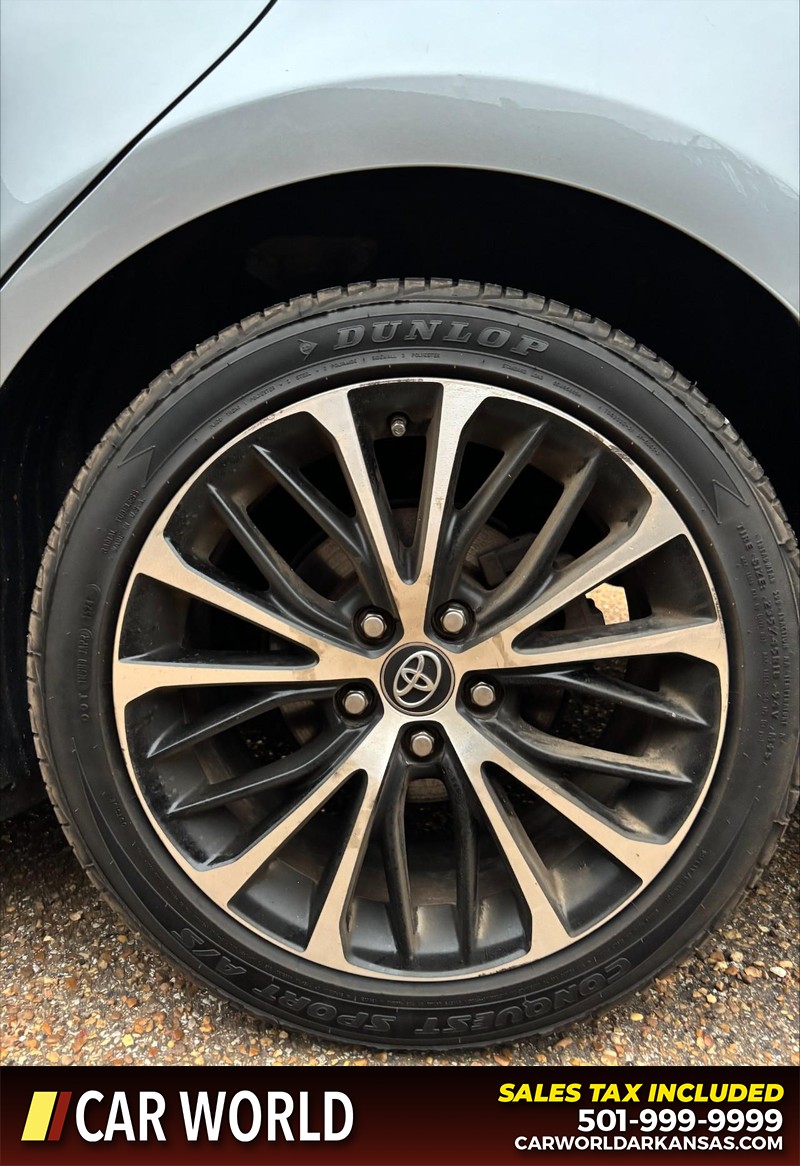 Toyota Camry Vehicle Full-screen Gallery Image 11