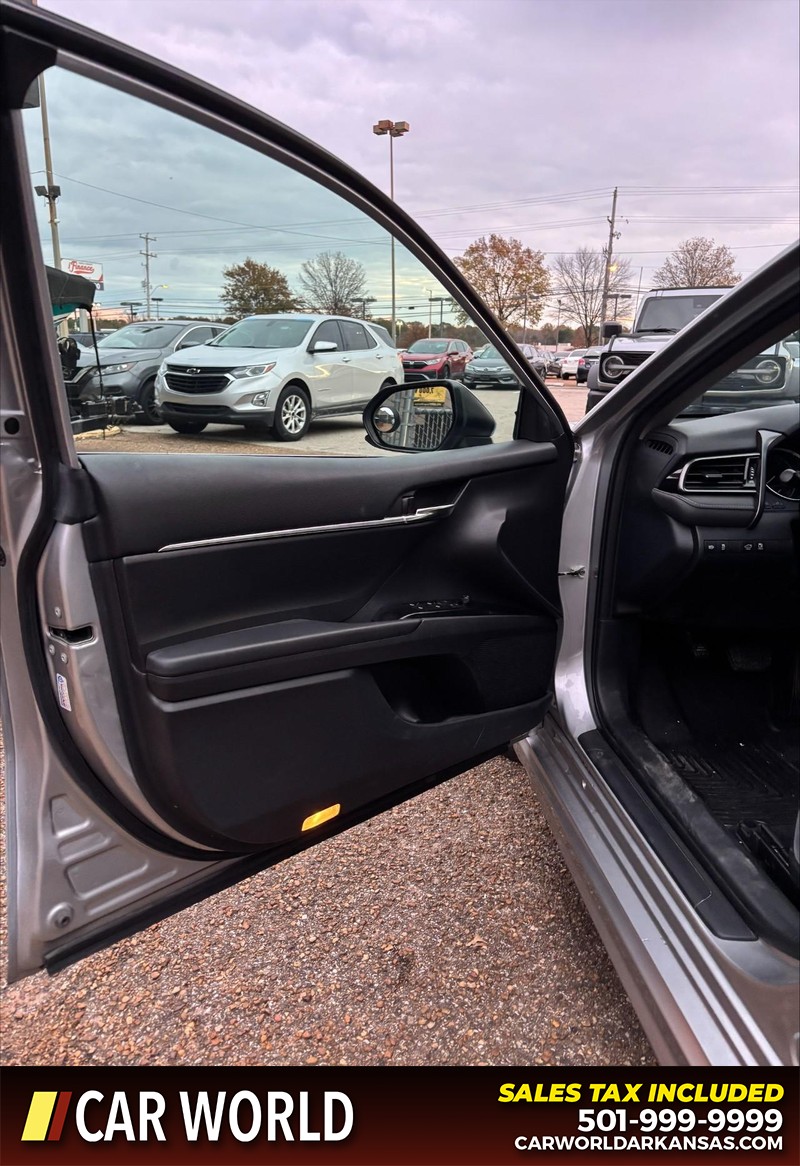 Toyota Camry Vehicle Full-screen Gallery Image 12