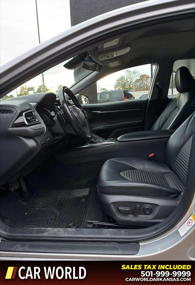 Toyota Camry Vehicle Full-screen Gallery Image 13