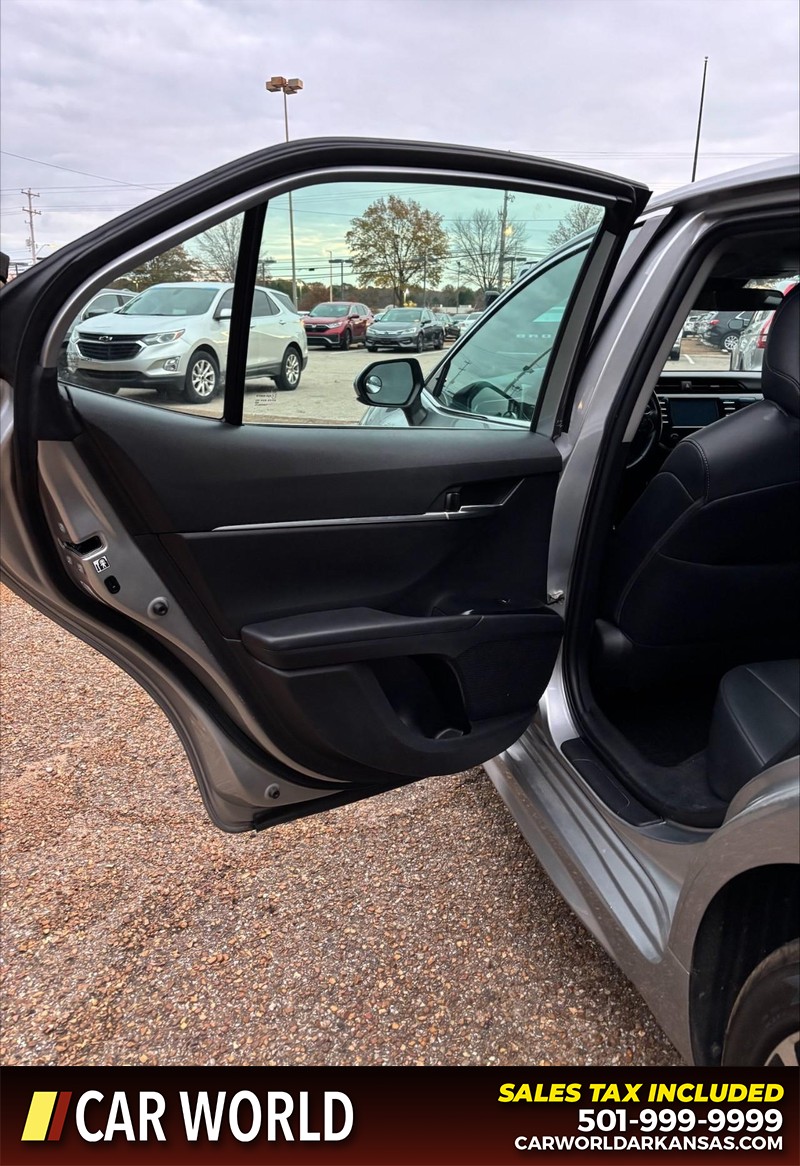 Toyota Camry Vehicle Full-screen Gallery Image 14