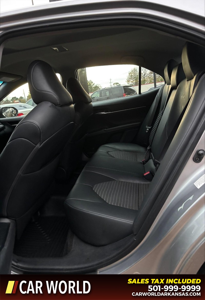 Toyota Camry Vehicle Full-screen Gallery Image 15