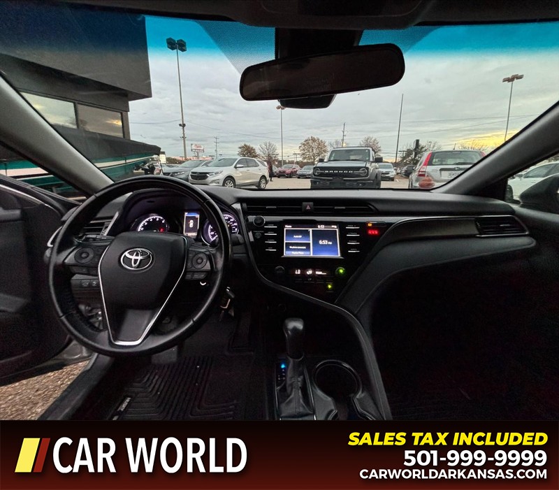 Toyota Camry Vehicle Full-screen Gallery Image 16