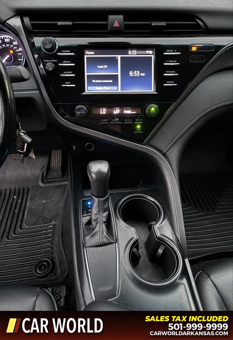 Toyota Camry Vehicle Full-screen Gallery Image 17