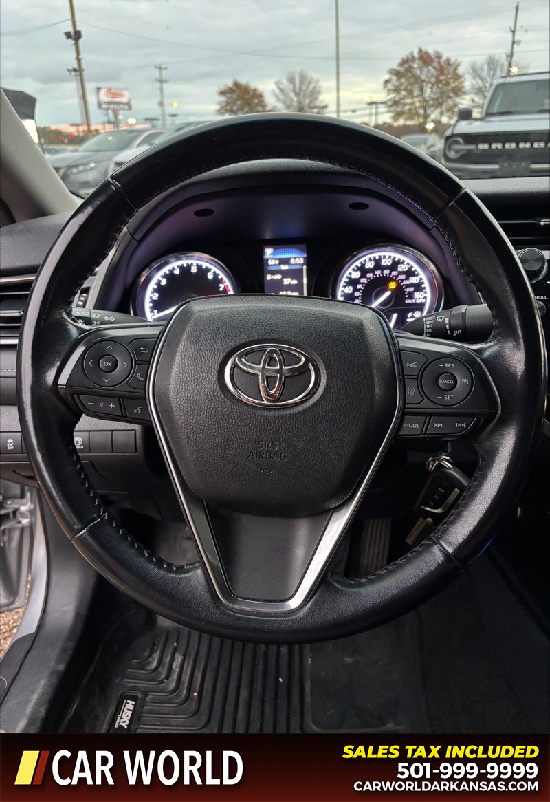 Toyota Camry Vehicle Full-screen Gallery Image 19