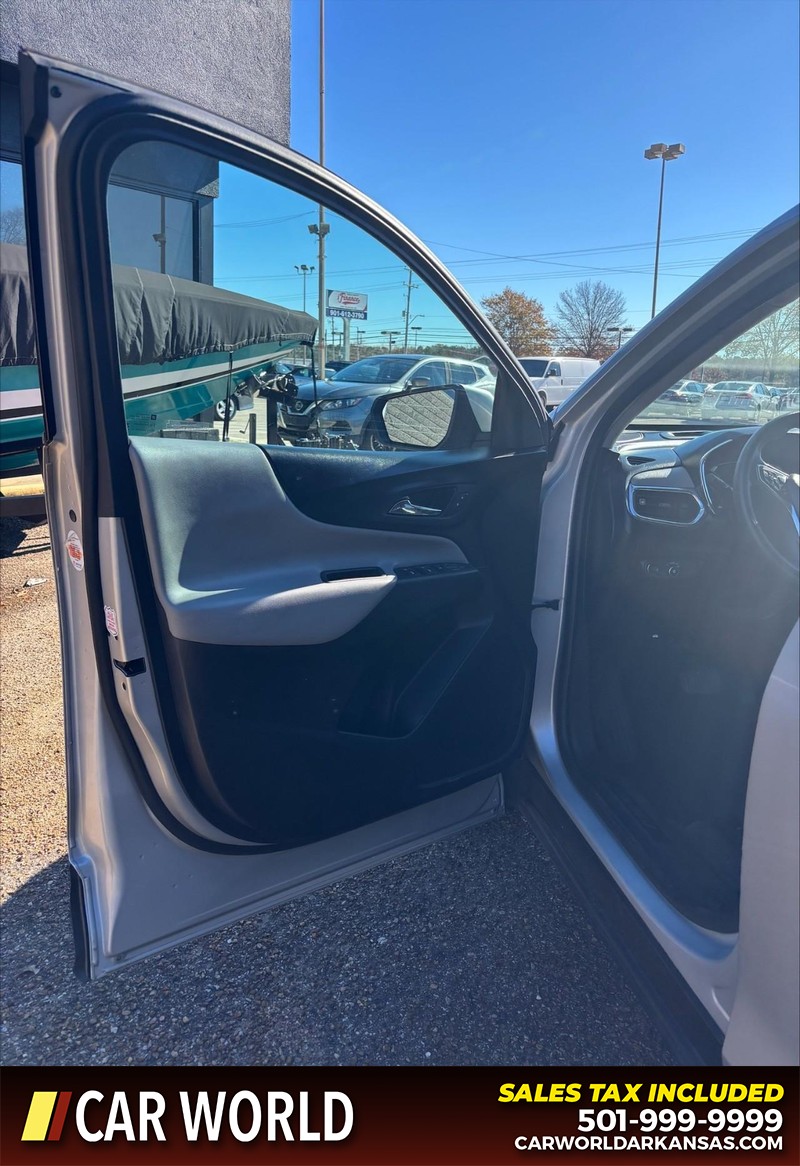 Chevrolet Equinox Vehicle Full-screen Gallery Image 12