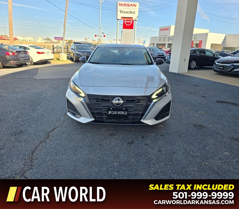 Nissan Altima Vehicle Full-screen Gallery Image 2