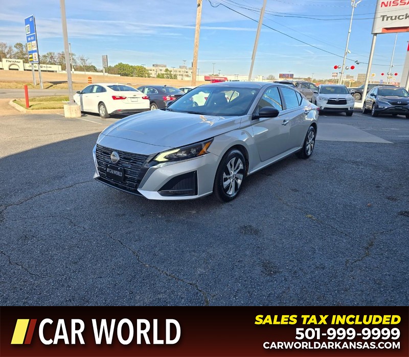 Nissan Altima Vehicle Full-screen Gallery Image 3