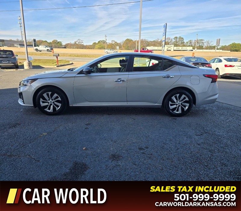 Nissan Altima Vehicle Full-screen Gallery Image 4