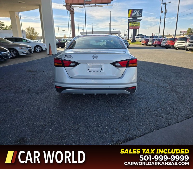 Nissan Altima Vehicle Full-screen Gallery Image 5