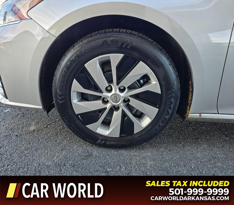 Nissan Altima Vehicle Full-screen Gallery Image 6