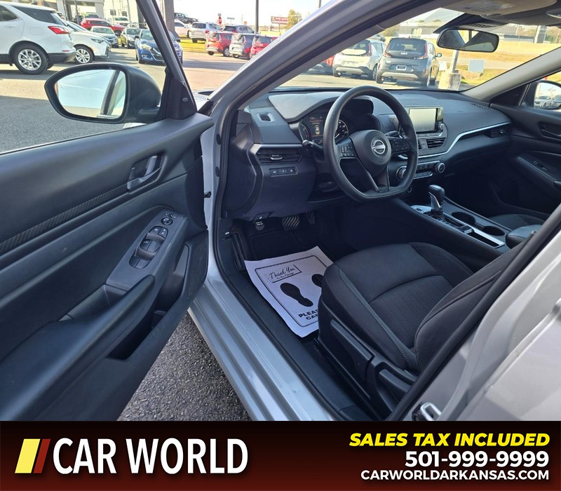 Nissan Altima Vehicle Full-screen Gallery Image 7