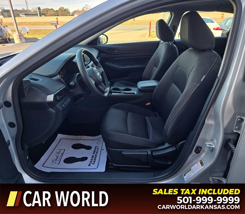 Nissan Altima Vehicle Full-screen Gallery Image 8