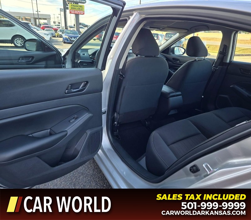 Nissan Altima Vehicle Full-screen Gallery Image 9