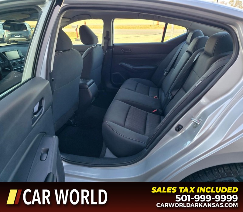 Nissan Altima Vehicle Full-screen Gallery Image 10