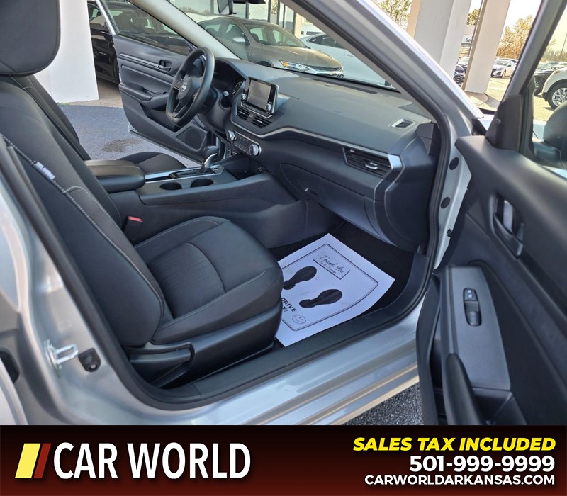 Nissan Altima Vehicle Full-screen Gallery Image 11