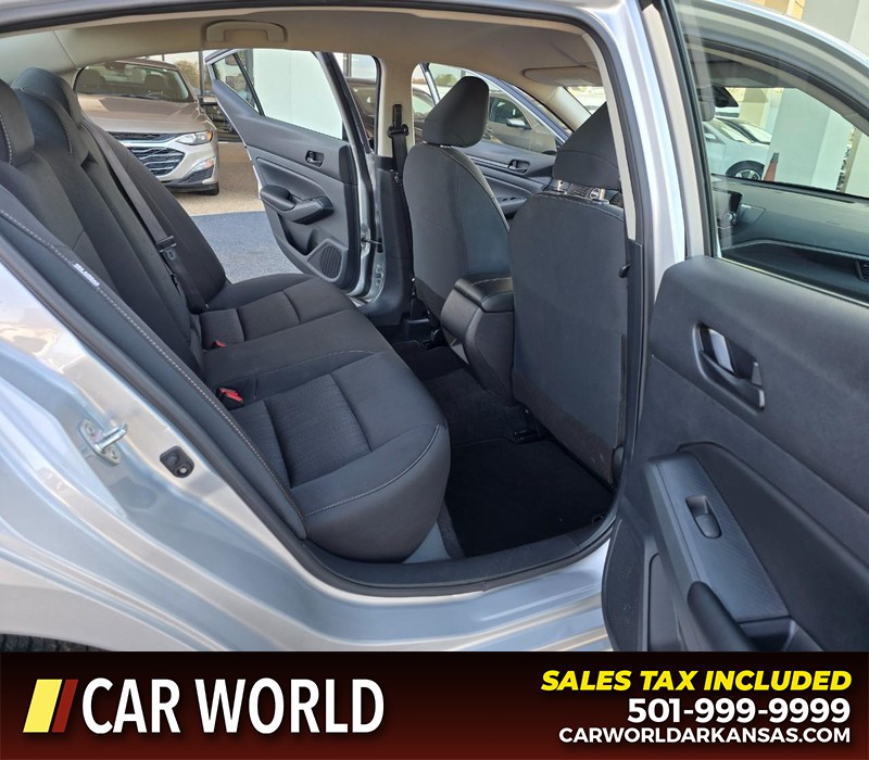 Nissan Altima Vehicle Full-screen Gallery Image 12