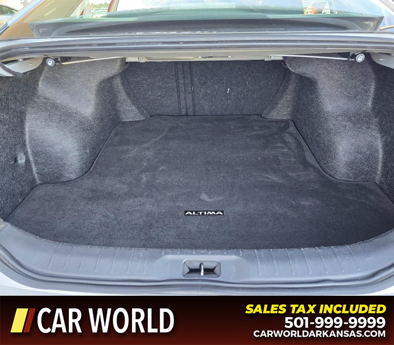 Nissan Altima Vehicle Full-screen Gallery Image 13