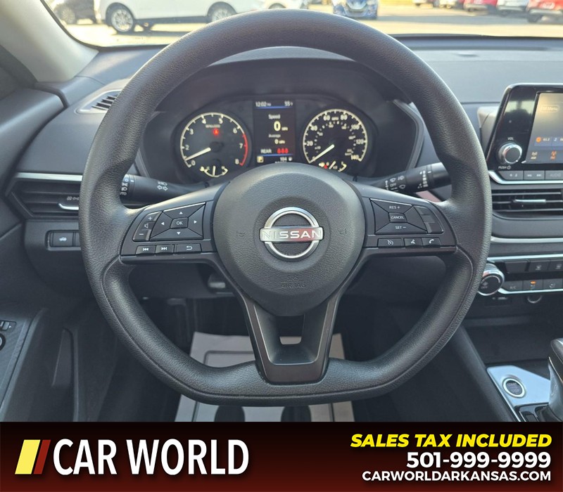 Nissan Altima Vehicle Full-screen Gallery Image 15