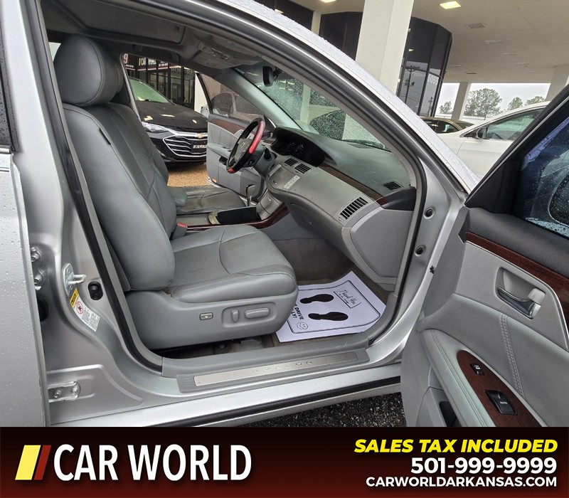 Toyota Avalon Vehicle Full-screen Gallery Image 12