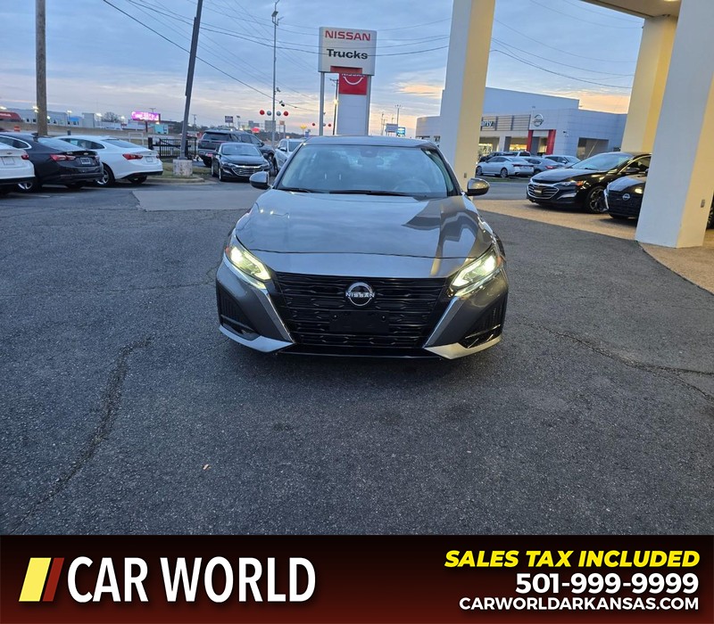 Nissan Altima Vehicle Full-screen Gallery Image 2