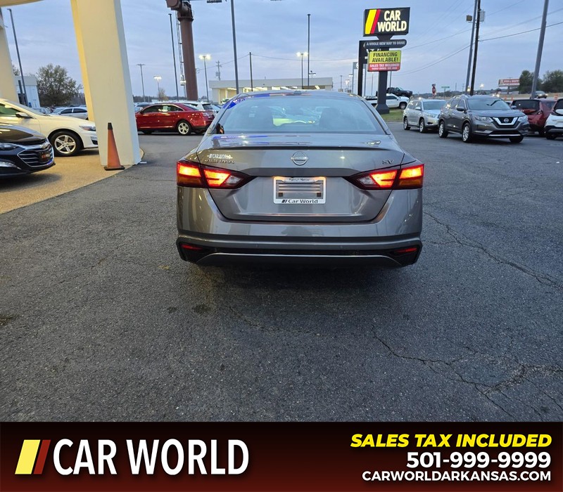 Nissan Altima Vehicle Full-screen Gallery Image 5