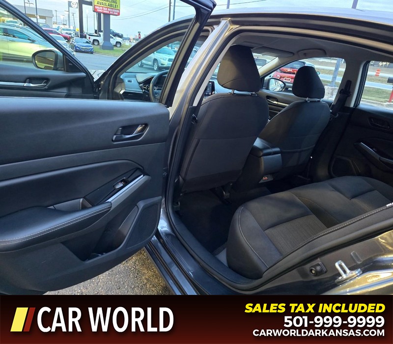 Nissan Altima Vehicle Full-screen Gallery Image 9