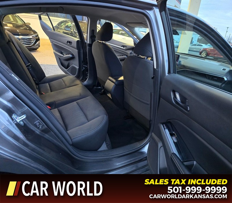 Nissan Altima Vehicle Full-screen Gallery Image 12