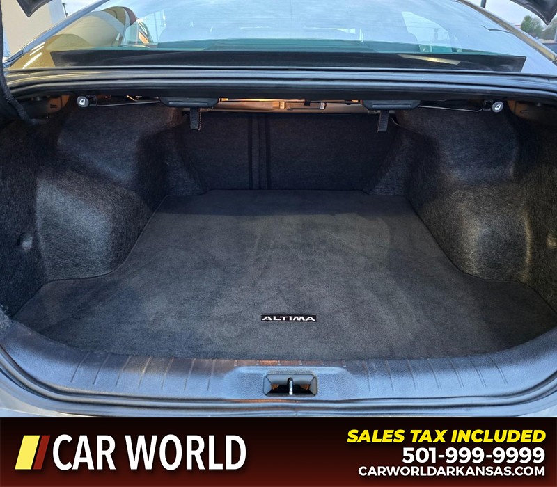 Nissan Altima Vehicle Full-screen Gallery Image 13