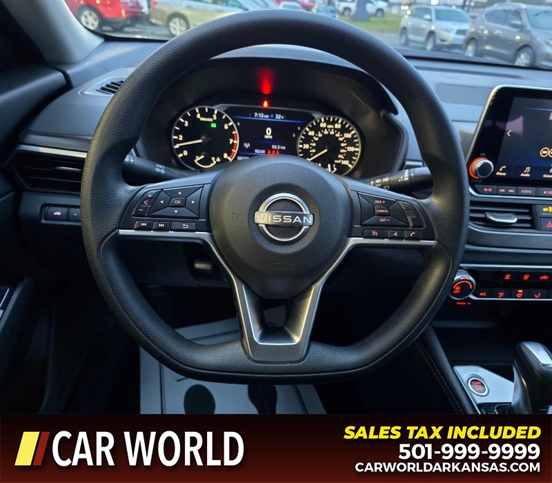 Nissan Altima Vehicle Full-screen Gallery Image 15