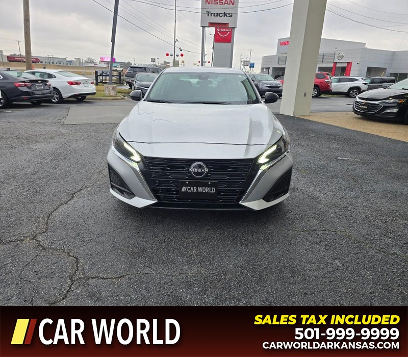 Nissan Altima Vehicle Full-screen Gallery Image 2