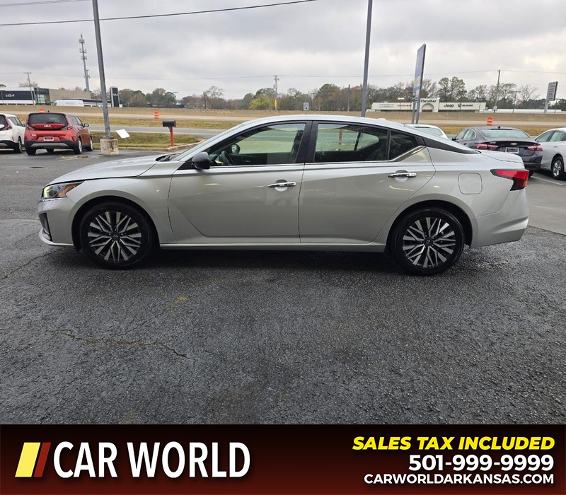 Nissan Altima Vehicle Full-screen Gallery Image 4