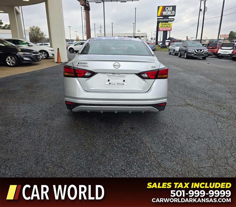 Nissan Altima Vehicle Full-screen Gallery Image 5