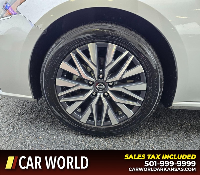 Nissan Altima Vehicle Full-screen Gallery Image 6