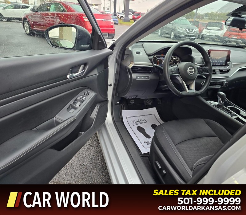 Nissan Altima Vehicle Full-screen Gallery Image 7