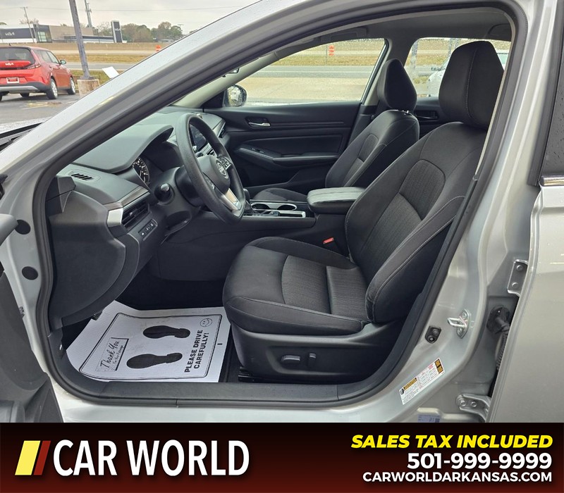 Nissan Altima Vehicle Full-screen Gallery Image 8