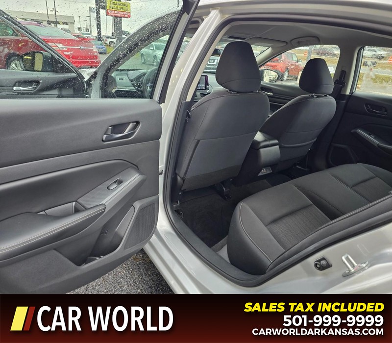 Nissan Altima Vehicle Full-screen Gallery Image 9