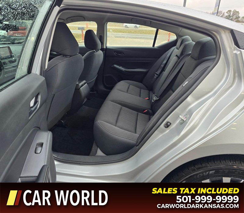 Nissan Altima Vehicle Full-screen Gallery Image 10