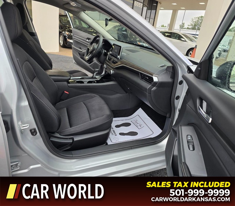 Nissan Altima Vehicle Full-screen Gallery Image 11