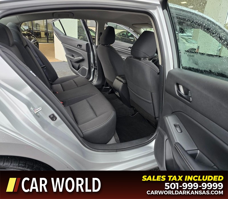 Nissan Altima Vehicle Full-screen Gallery Image 12