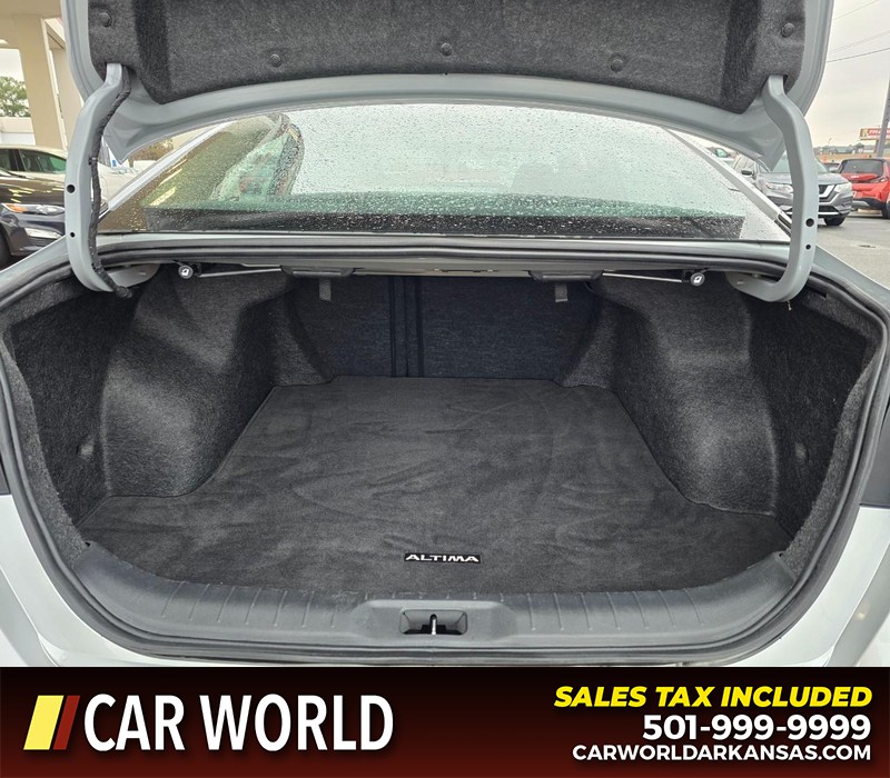 Nissan Altima Vehicle Full-screen Gallery Image 13