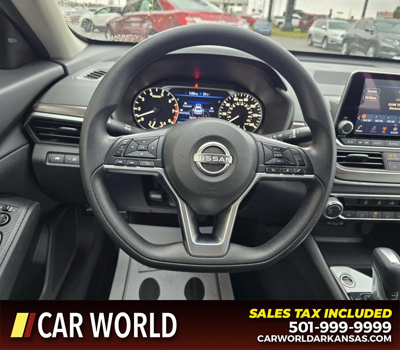 Nissan Altima Vehicle Full-screen Gallery Image 15