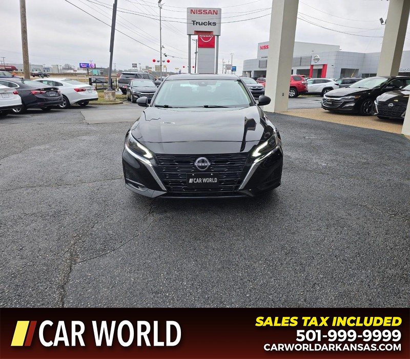 Nissan Altima Vehicle Full-screen Gallery Image 2