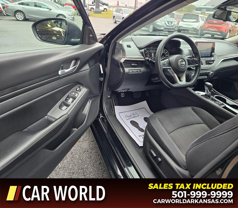 Nissan Altima Vehicle Full-screen Gallery Image 7