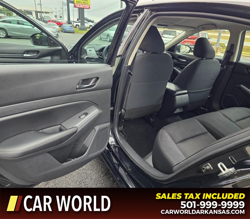 Nissan Altima Vehicle Full-screen Gallery Image 9