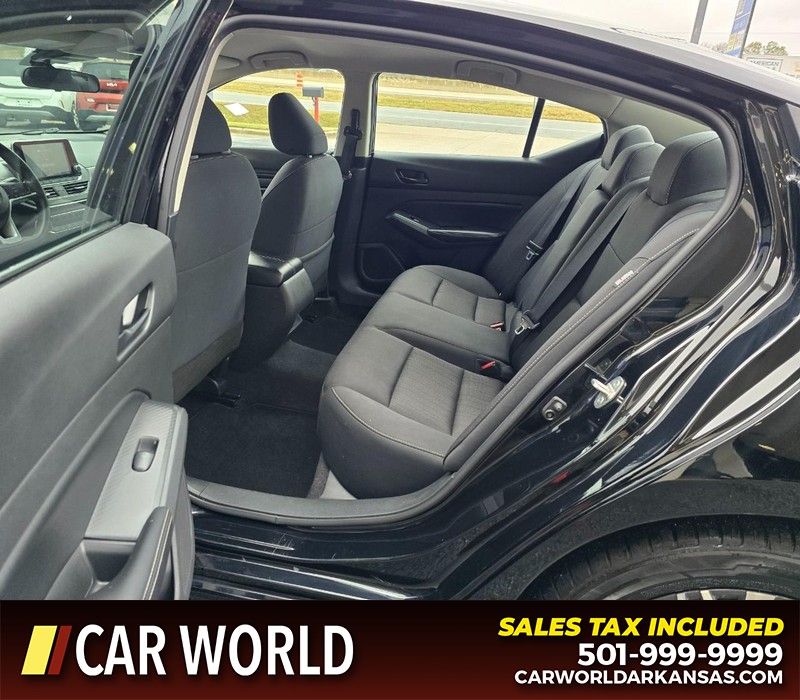 Nissan Altima Vehicle Full-screen Gallery Image 10