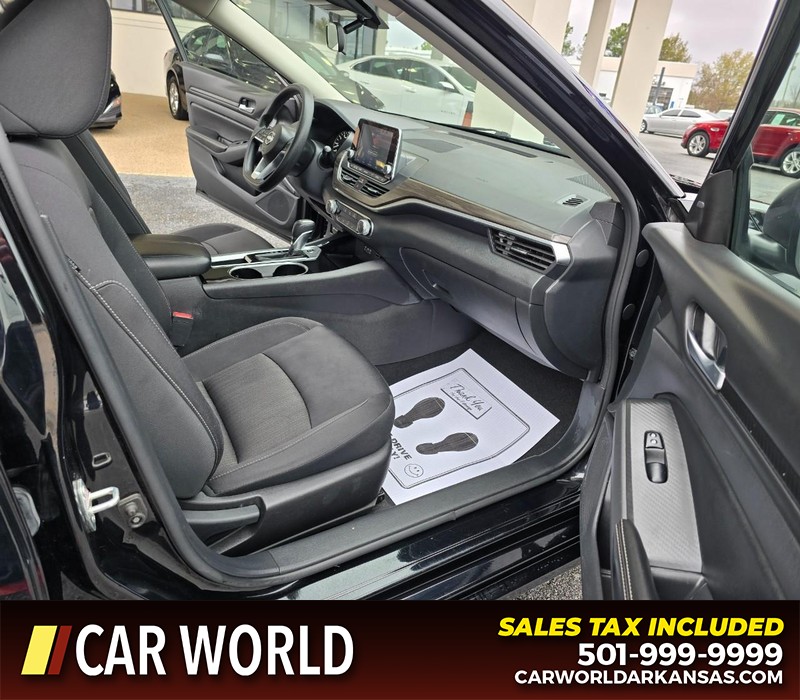 Nissan Altima Vehicle Full-screen Gallery Image 11