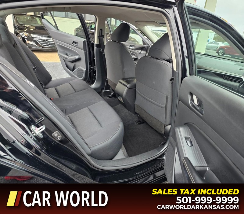 Nissan Altima Vehicle Full-screen Gallery Image 12