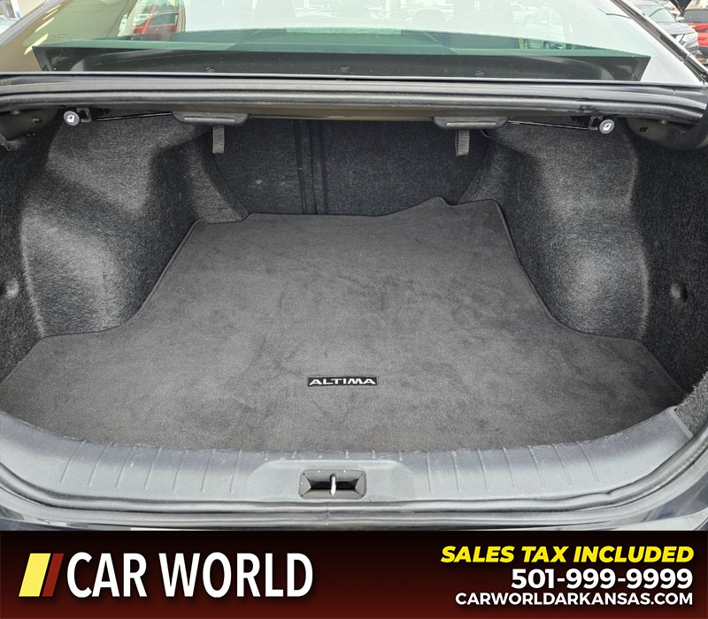 Nissan Altima Vehicle Full-screen Gallery Image 13