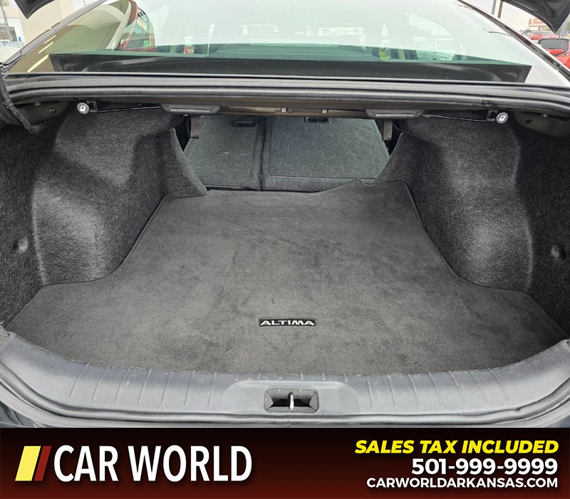 Nissan Altima Vehicle Full-screen Gallery Image 14
