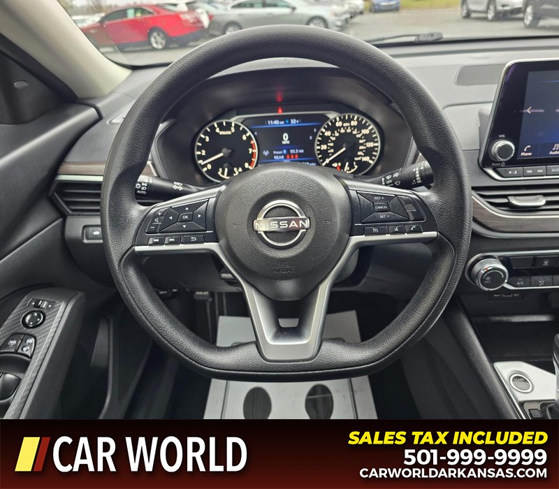 Nissan Altima Vehicle Full-screen Gallery Image 15